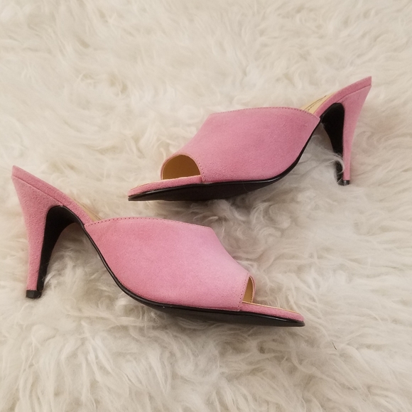 Newport News Shoes - VINTAGE PINK NEWPORT NEWS KITTEN HEELS